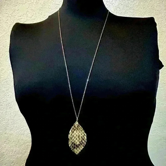 NWT City Genuine Leather Animal Print Pendant and Earring Set 32” length - Picture 1 of 7